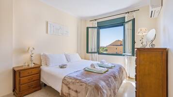 3 slaapkamers, een strijkplank/strijkijzer, gratis wifi, beddengoed