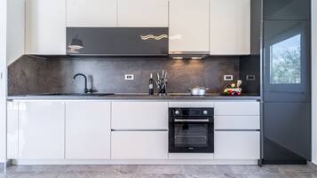 Villa | Cocina privada | Refrigerador, horno, parrilla de estufa y tetera eléctrica