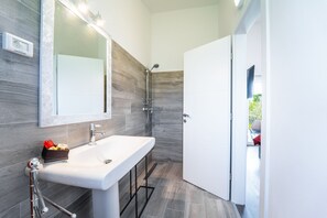 Villa | Salle de bain | Douche, serviettes fournies, papier de toilette
