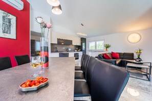 Villa | Essbereich im Zimmer