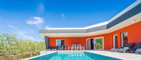 Een seizoensgebonden buitenzwembad