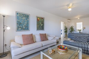 Smart TV, fireplace, DVD player