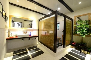 家庭客房 | 浴室 | 淋浴設備、吹風機、拖鞋、毛巾