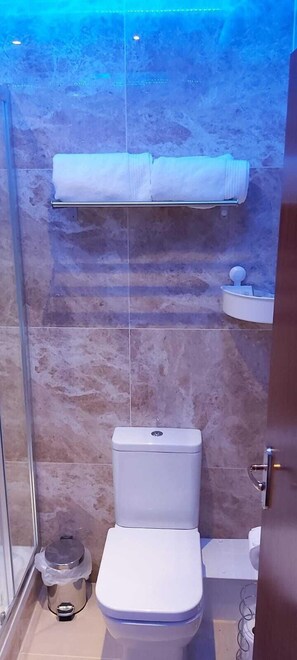 Premium-Studiosuite | Badezimmer | Dusche, Regendusche, kostenlose Toilettenartikel, Handtücher