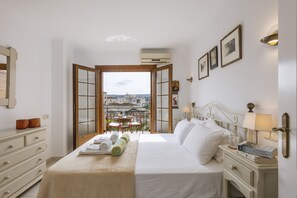 3 slaapkamers, een strijkplank/strijkijzer, gratis wifi, beddengoed