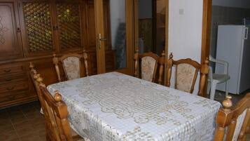Apartment (N1) | In-room dining