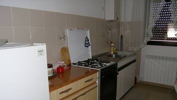 Departamento (N1) | Cocina privada | Refrigerador, parrilla de estufa y utensilios de cocina