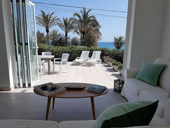 Televisión, chimenea y reproductor de DVD 