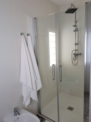 Dusche, Haartrockner, Bidet, Handtücher