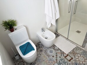 Dusche, Haartrockner, Bidet, Handtücher