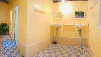 Shower, rainfall showerhead, free toiletries, towels