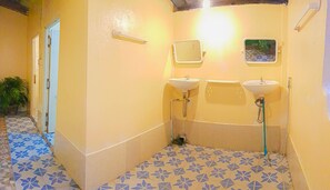 Shower, rainfall showerhead, free toiletries, towels - Cambodia Guesthouse (Koh Rong)