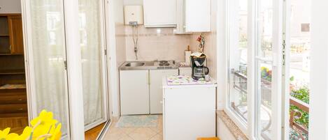 Apartment, 1 Schlafzimmer | Eigene Kochnische | Großer Kühlschrank, Herdplatte, Wasserkocher mit Kaffee-/Teezubehör