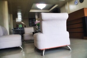 Lobby sitting area - Mati Budget Inn (Mati)
