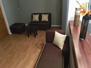 Family Suite | Living area | Flat-screen TV - Mati Budget Inn (Mati)