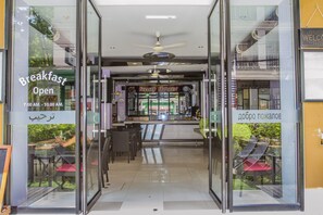 Se sirven desayunos, almuerzos y cenas; cocina internacional