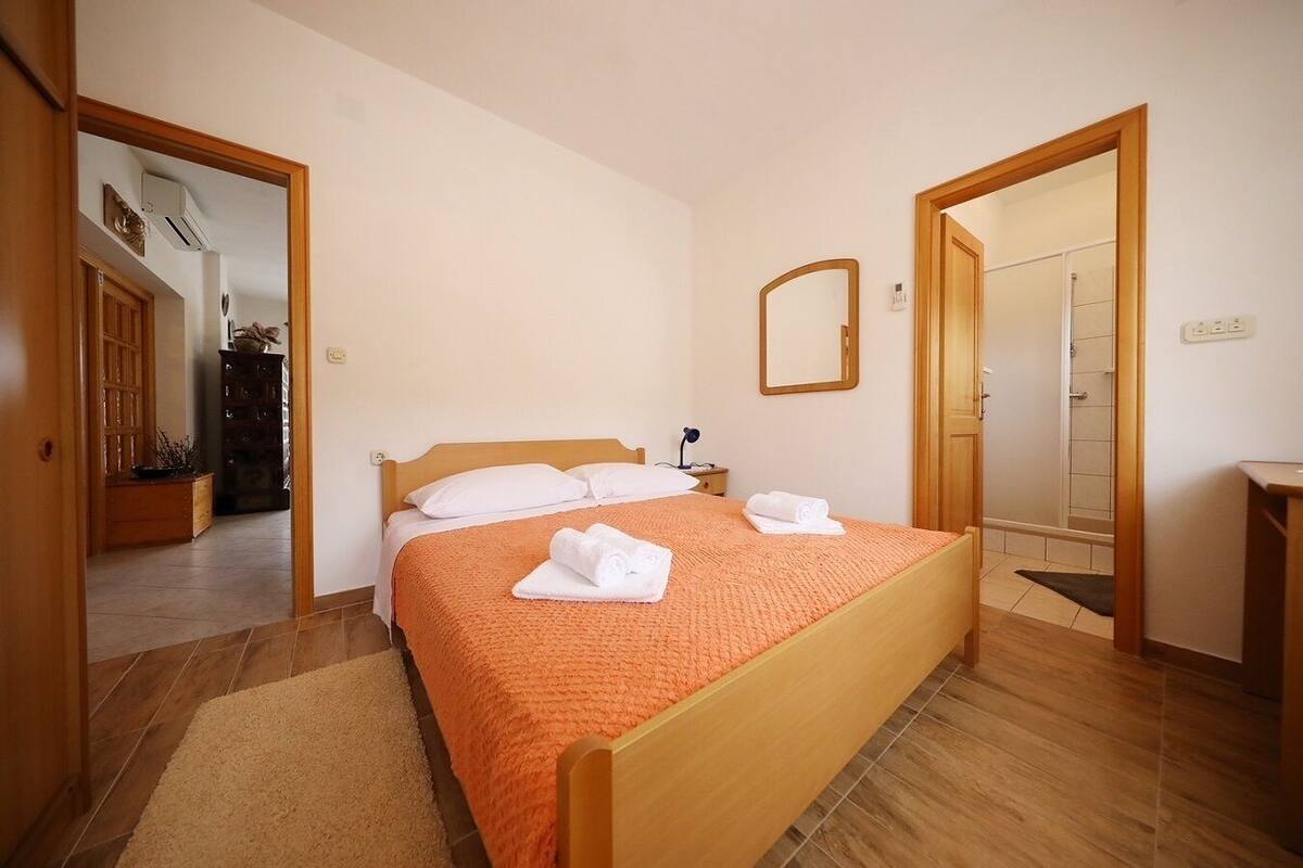 2 bedrooms, desk, soundproofing, free WiFi