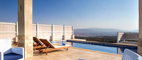 Una piscina al aire libre de temporada