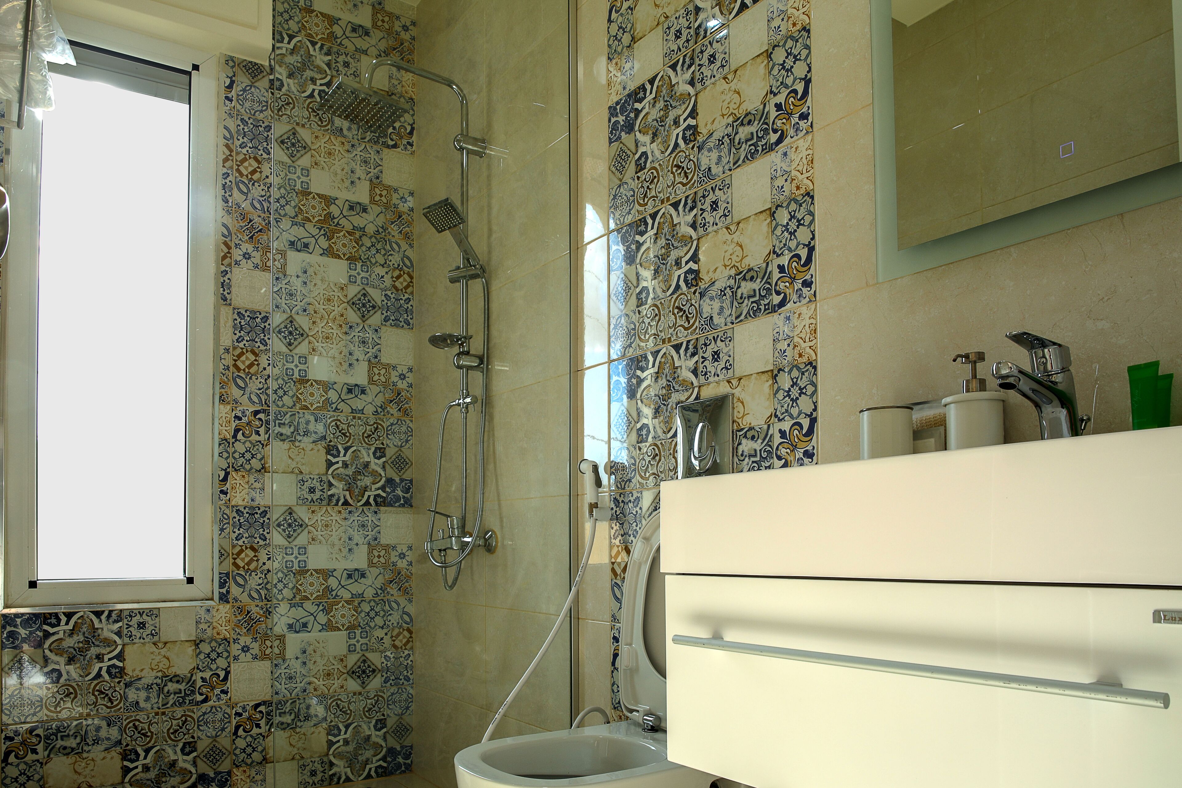 Villa | Badkamer | Een douche, een bidet, handdoeken, zeep
