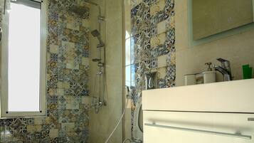 Villa | Badkamer | Een douche, een bidet, handdoeken, zeep