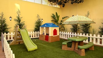 Área de juegos infantiles al aire libre