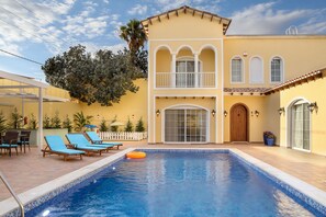 Seasonal outdoor pool - Villa Naya Branch 4 Andalusia (Al Kafrayn)