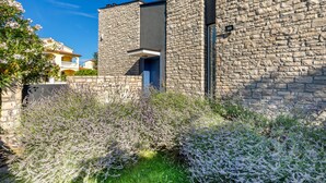 A stone building with a blue door and a small balcony. - Pet friendly home in Fazana (Fazana)