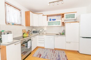 Ferienhaus, 2 Schlafzimmer | Eigene Küche | Kühlschrank, Mikrowelle, Ofen, Herdplatte
