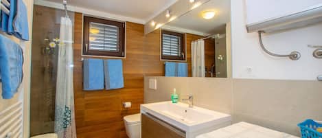 House, 2 Bedrooms | Bathroom | Towels, soap, toilet paper