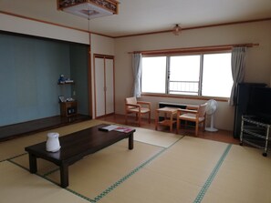 传统客房 (Japanese Style, For 6 People) | 客房内保险箱、办公桌、熨斗/熨板、免费 WiFi
