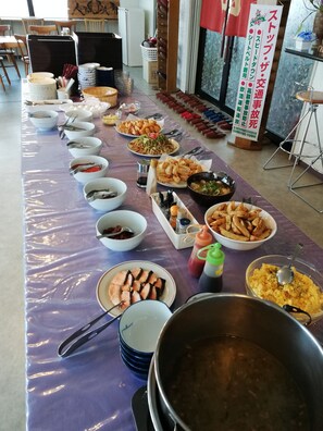 每日供应自助式早餐（每人 JPY 1000）