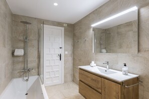 Bathtub, hair dryer, bidet, towels