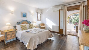 A bedroom with a bed, bedside tables, a window, and a view of the outside. - Casa Alba (Javea / Xàbia)