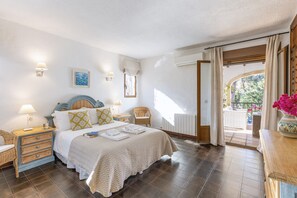 3 slaapkamers, een strijkplank/strijkijzer, gratis wifi, beddengoed