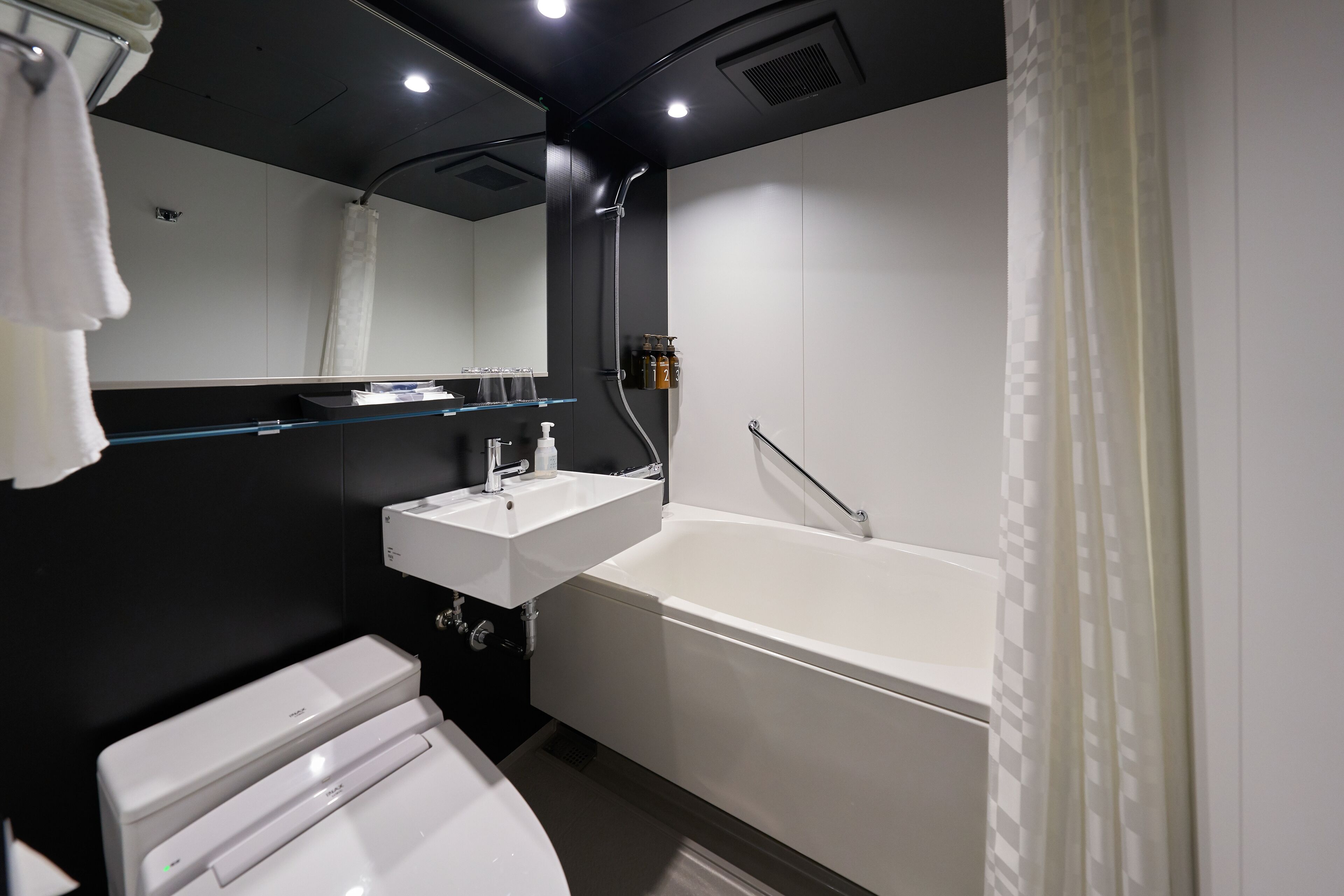 combined shower/bathtub, deep-soaking bathtub, free toiletries