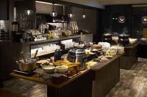 Daily buffet breakfast (JPY 1980 per person)