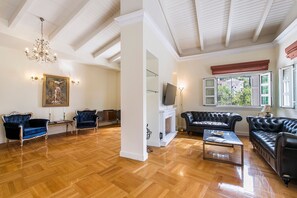 Luksus-lejlighed | Opholdsområde | 43-tommers fladskærms-tv med kabelkanaler, smart-tv