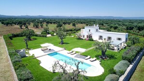 A modern villa with a swimming pool, surrounded by lush greenery and a clear view of the countryside. - Villa in Ostuni with 4 bedrooms sleeps 8 (Ostuni)