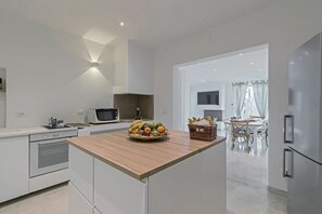 Réfrigérateur, four à micro-ondes, un four, surface de cuisson