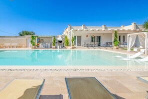Piscine chauffée, chaises longues