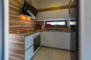Refrigerador, horno, placa de cocina, lavavajillas