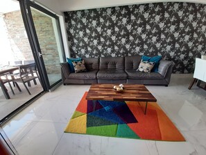 Smart TV, chimenea, estéreo