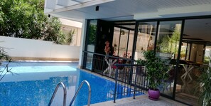 Una piscina al aire libre de temporada