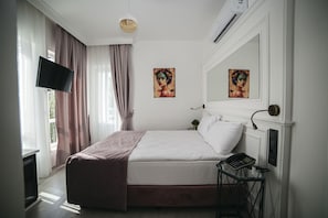 Habitació doble estàndard, 1 llit doble, balcó, vistes a la ciutat | Cobrellits, minibar, caixa forta a l'habitació i cortines opaques 