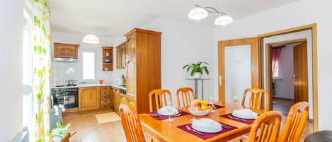 Apartment, 2 Bedrooms | Makan dalam bilik