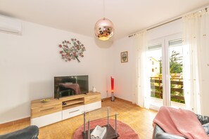 Apartment, 2 Schlafzimmer | Wohnbereich | Flachbildfernseher