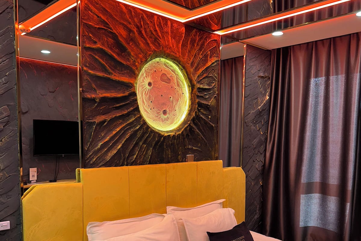 Panoramic Room | Egyptian cotton sheets, premium bedding, down duvets, pillow-top beds