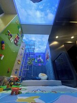 Área de juegos infantiles bajo techo