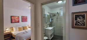 Badewanne, Haartrockner, Handtücher, Seife