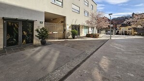 Un edificio con un ingresso spazioso, un'area recintata e un cortile lastricato.